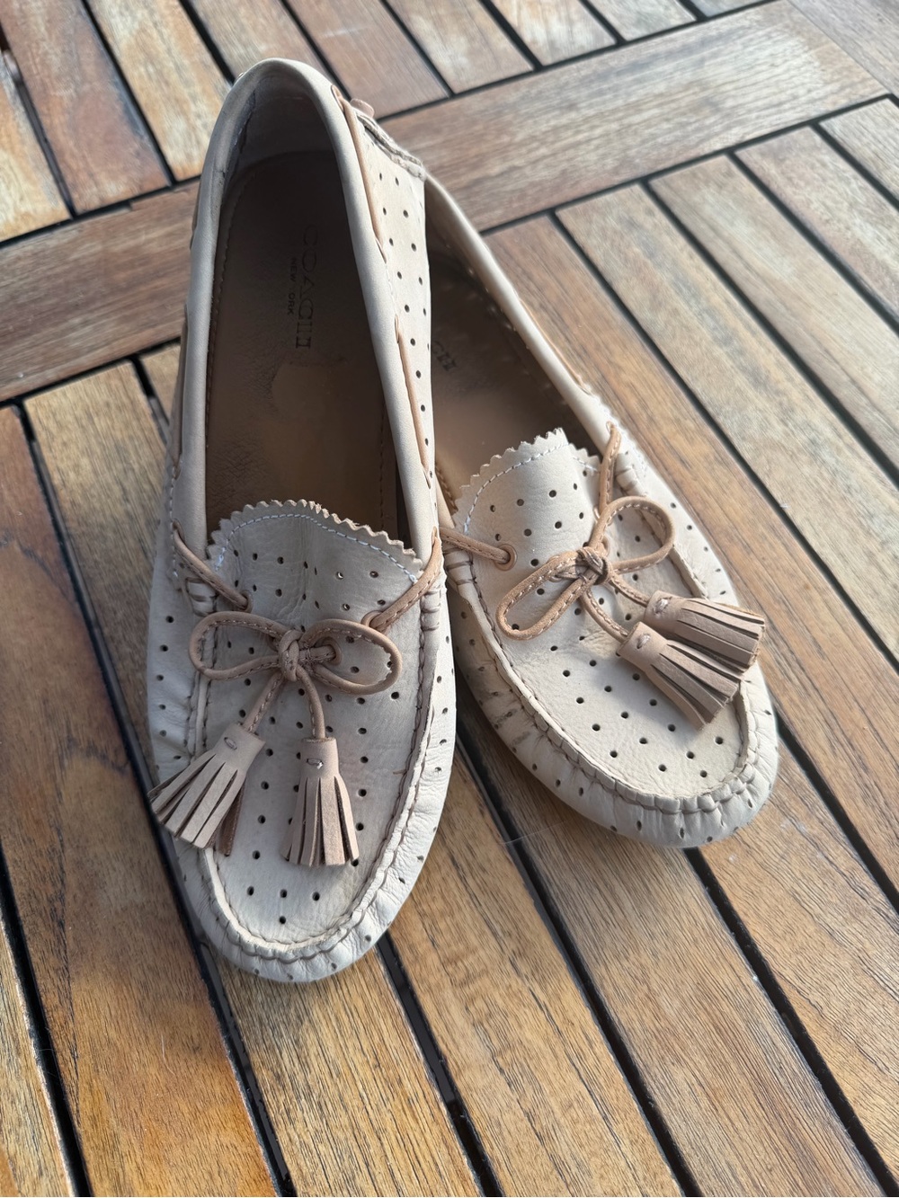 EUC COACH Beige Leather Tassel Driving Shoes size 7- Women's